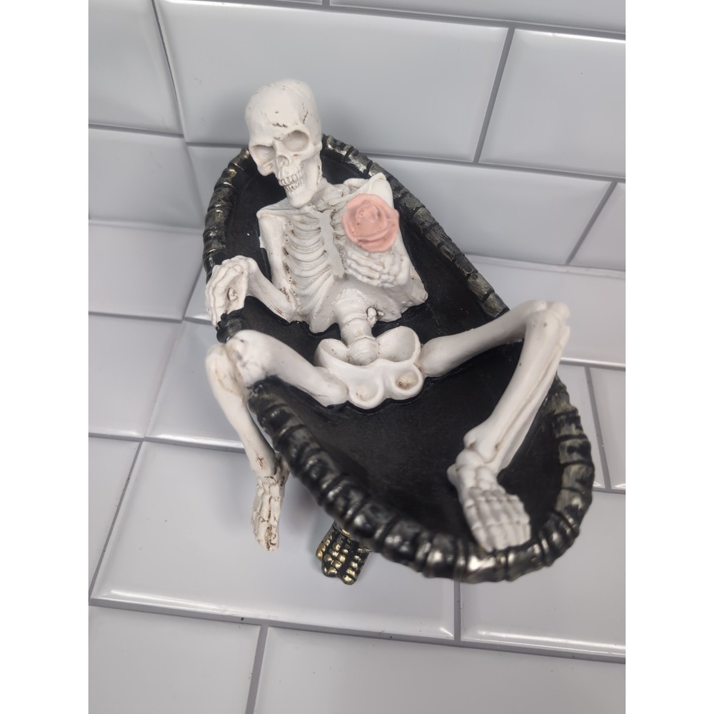 Skeleton figurine In Claw foot Tub Halloween Decor Skull Roses - Picture 2 of 11
